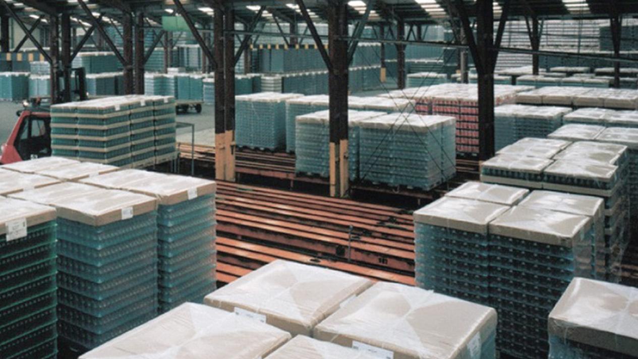 The range of the MSK pallet handling in the beverage industry comprises the conveying from the palletizing station to the packing plant and further to truck loading or into the pallet storage

