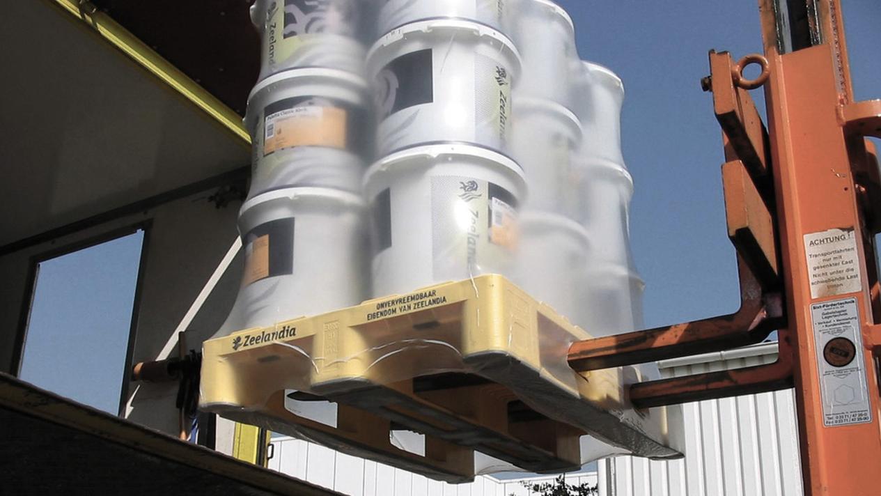 Picture of a building material pallet, safely packaged with the MSK undershrink process
